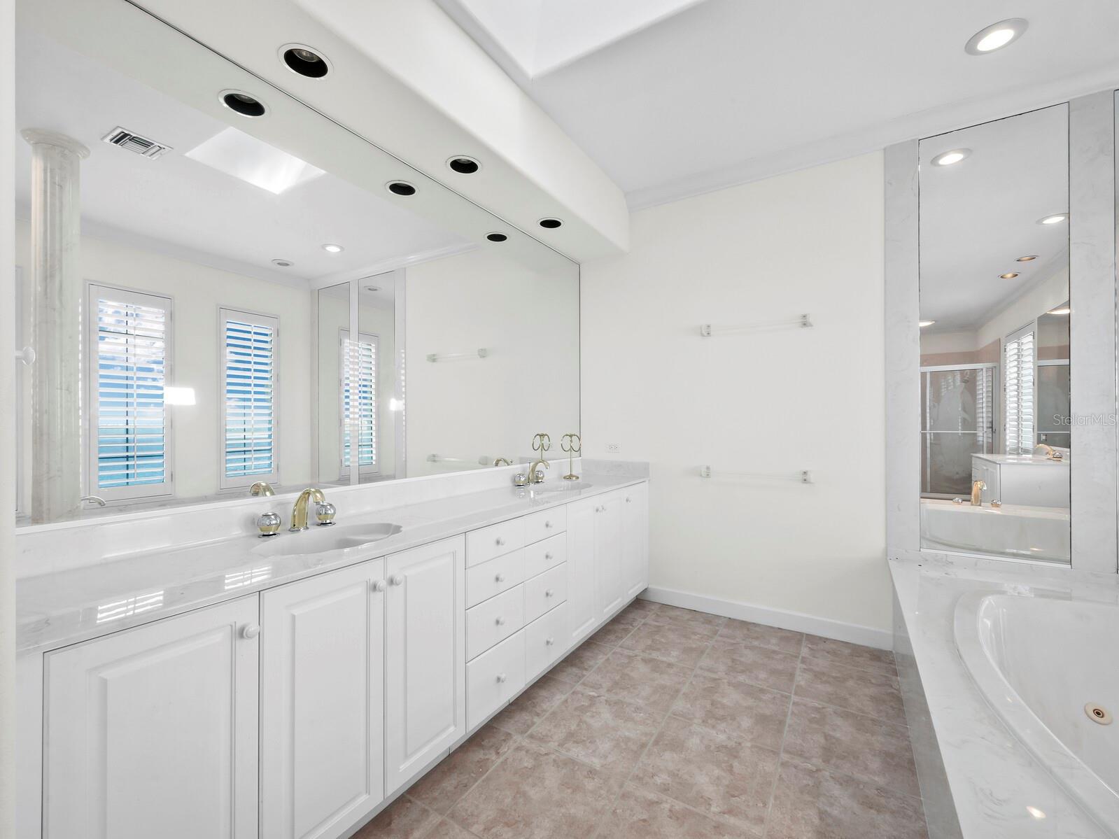 COUNTRY CLUB SHORES - Residential