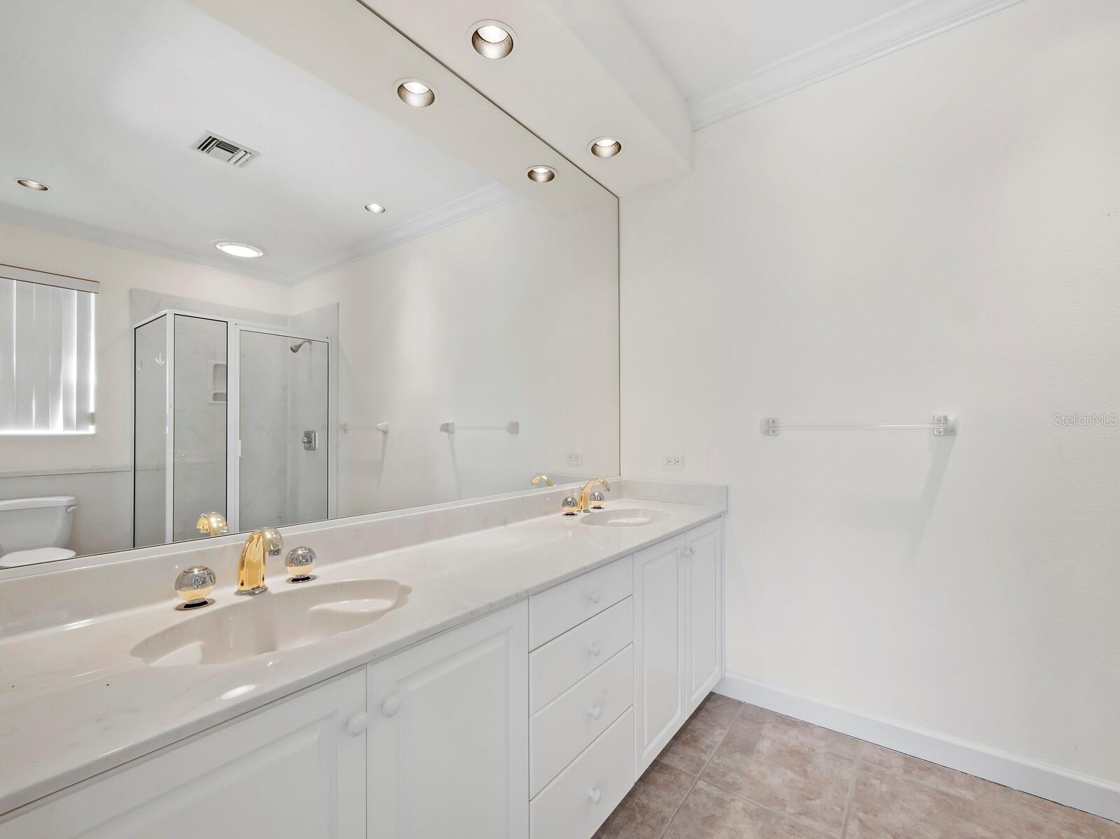 COUNTRY CLUB SHORES - Residential