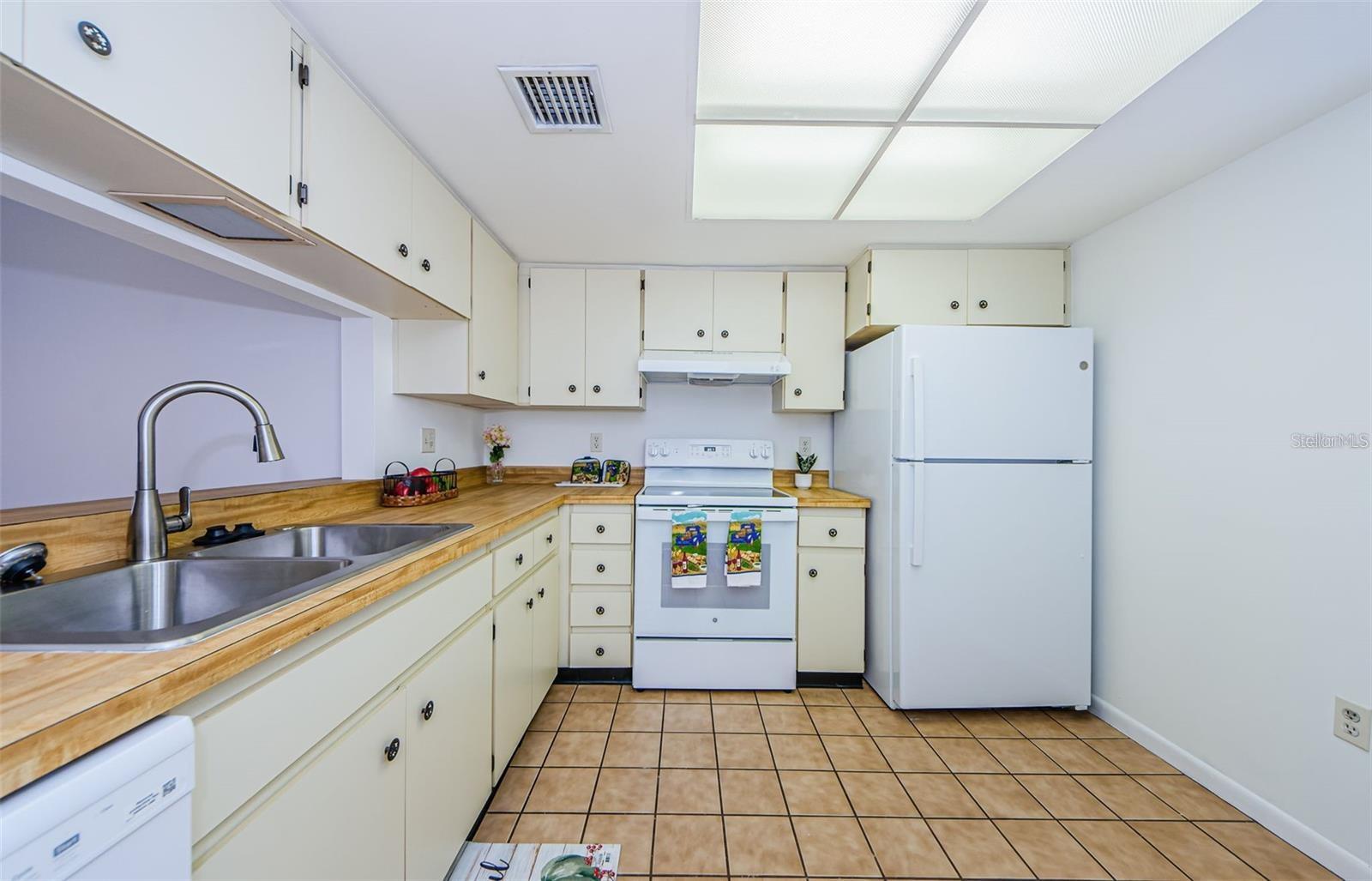 RUSTLEWOOD AT COUNTRYSIDE CONDO - Residential