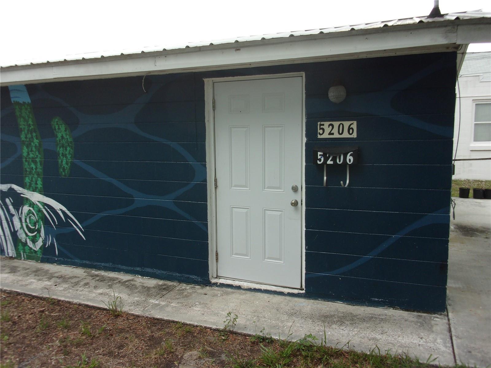 Come see this one bedroom one bath apartment in the heart of Zephyrhills, minutes from downtown, Enjoy all that downtown Zephyrhills has: parades, festivals, city hall city library and a vibrant night life
