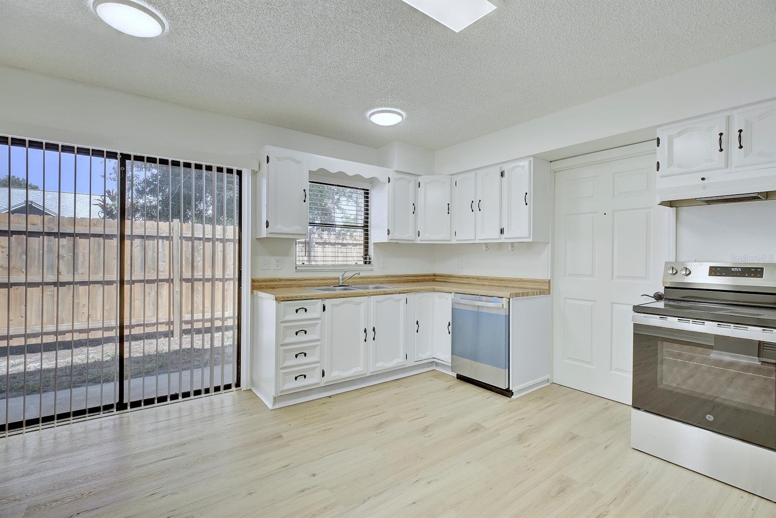 SILVER OAKS VILLAS APT 5 - Residential