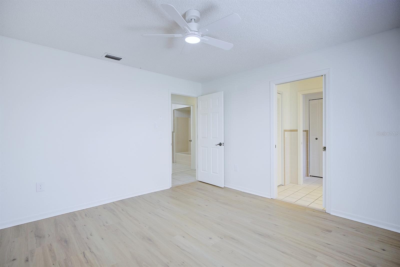 SILVER OAKS VILLAS APT 5 - Residential