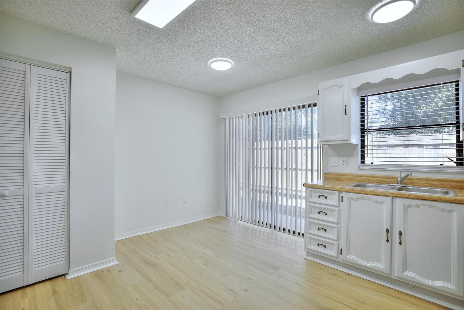 SILVER OAKS VILLAS APT 5 - Residential