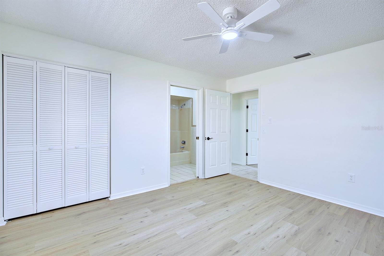 SILVER OAKS VILLAS APT 5 - Residential
