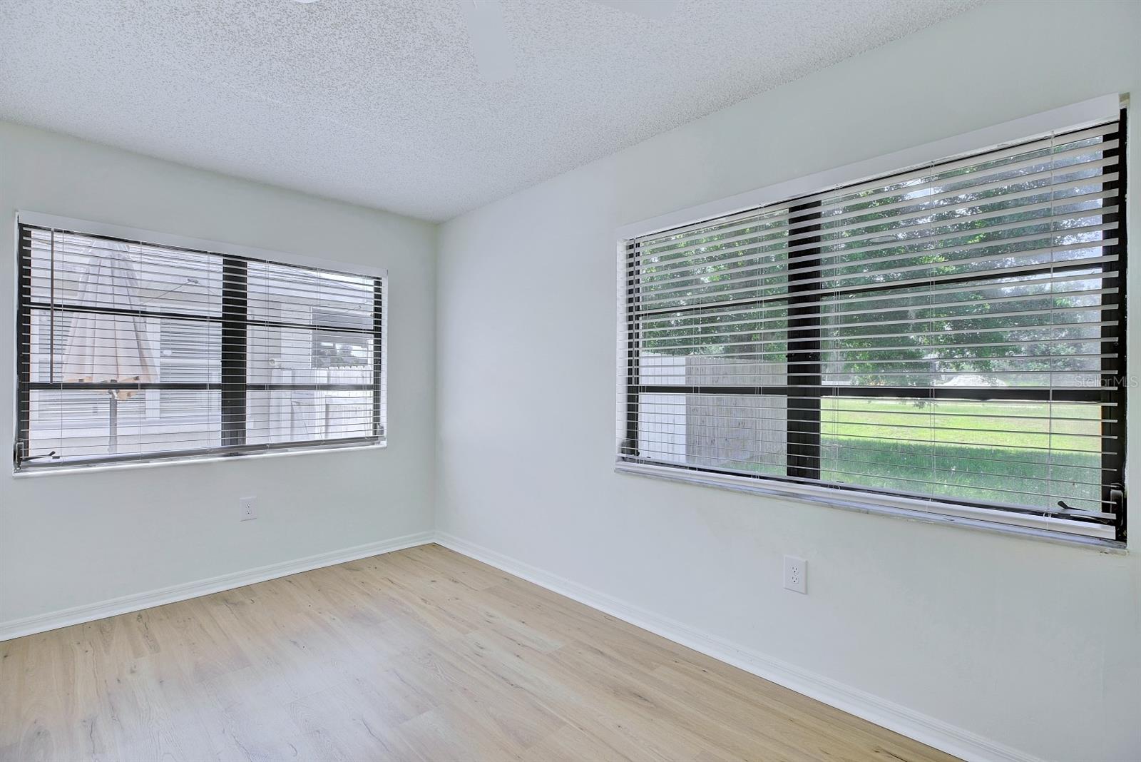 SILVER OAKS VILLAS APT 5 - Residential