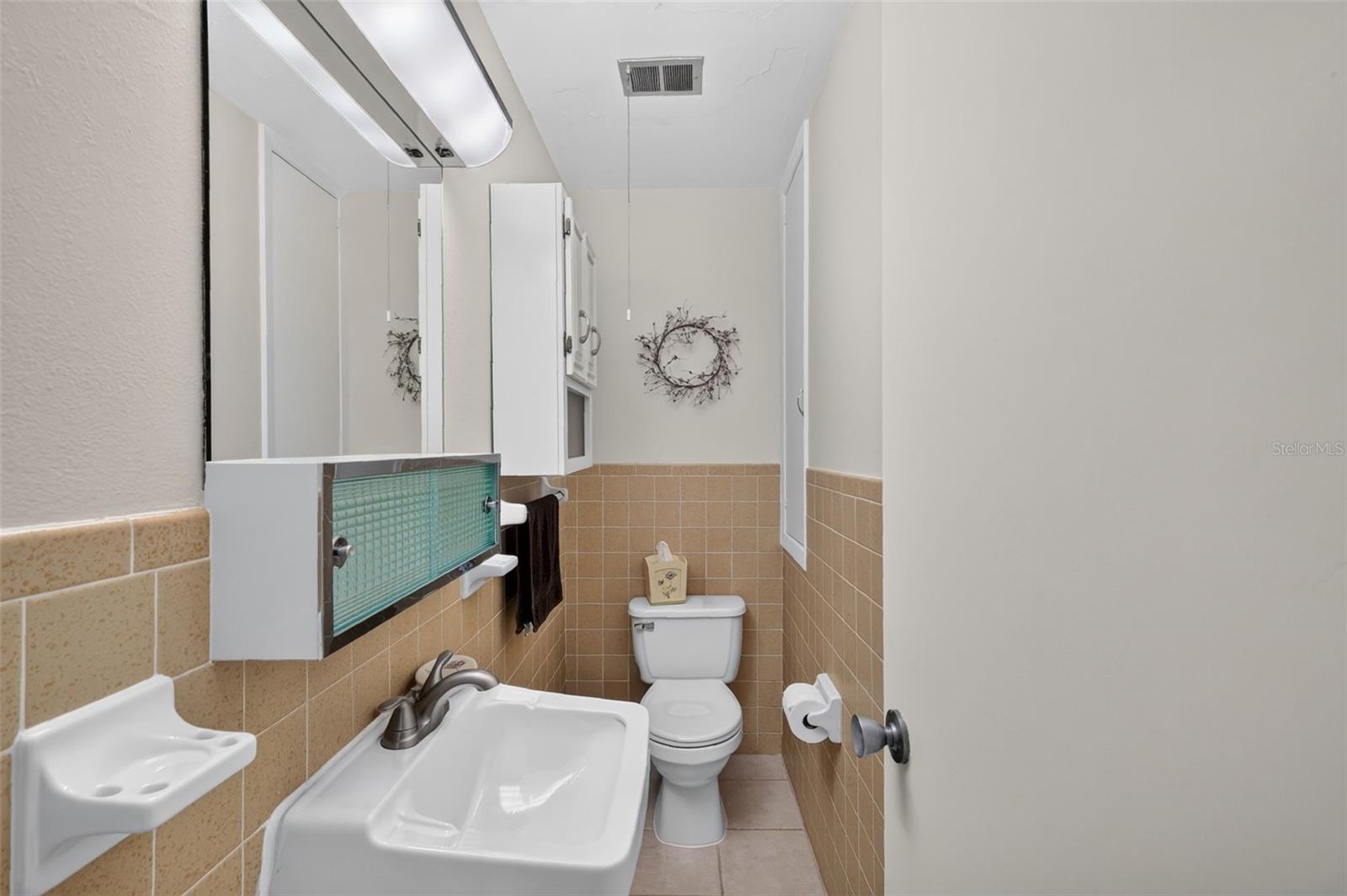 MOUNT DORA PARK SOUTH CONDO UNIT 01 - Residential