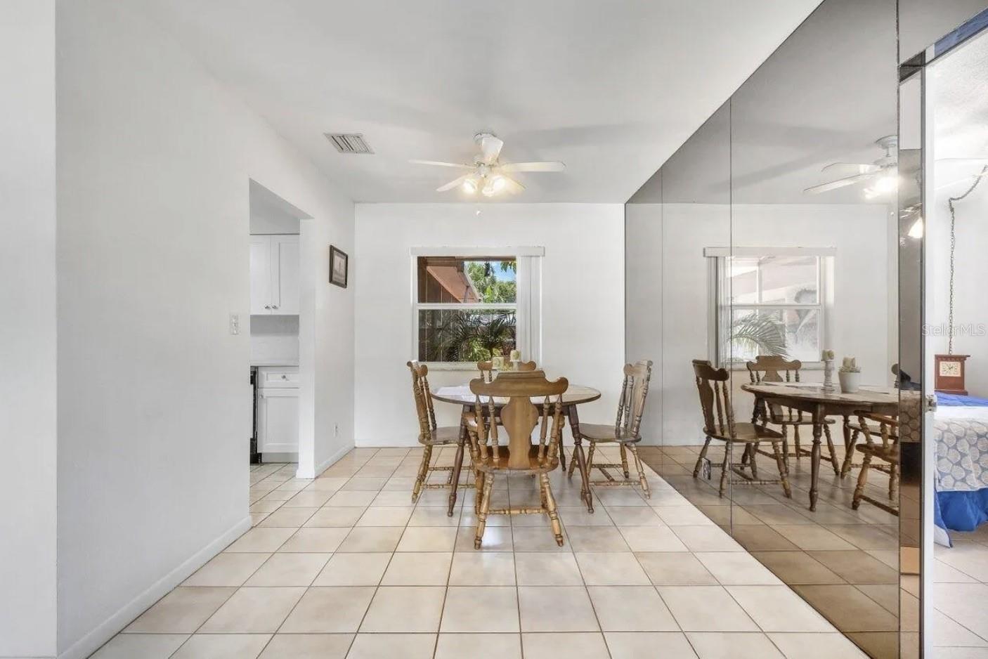 TROPIC PALMS 01 - Commercial Sale