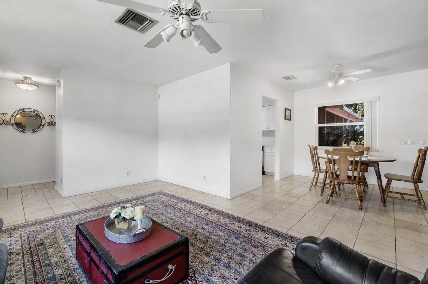TROPIC PALMS 01 - Commercial Sale