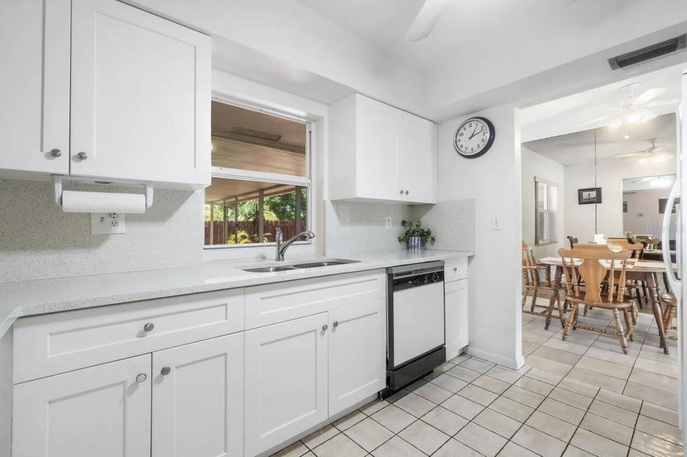 TROPIC PALMS 01 - Commercial Sale