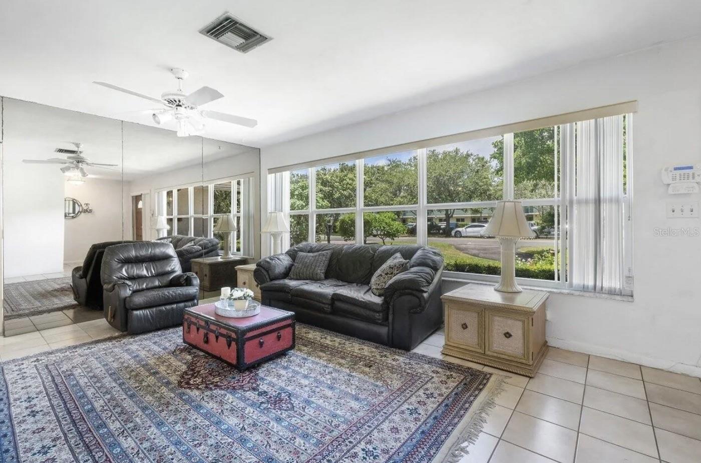 TROPIC PALMS 01 - Commercial Sale