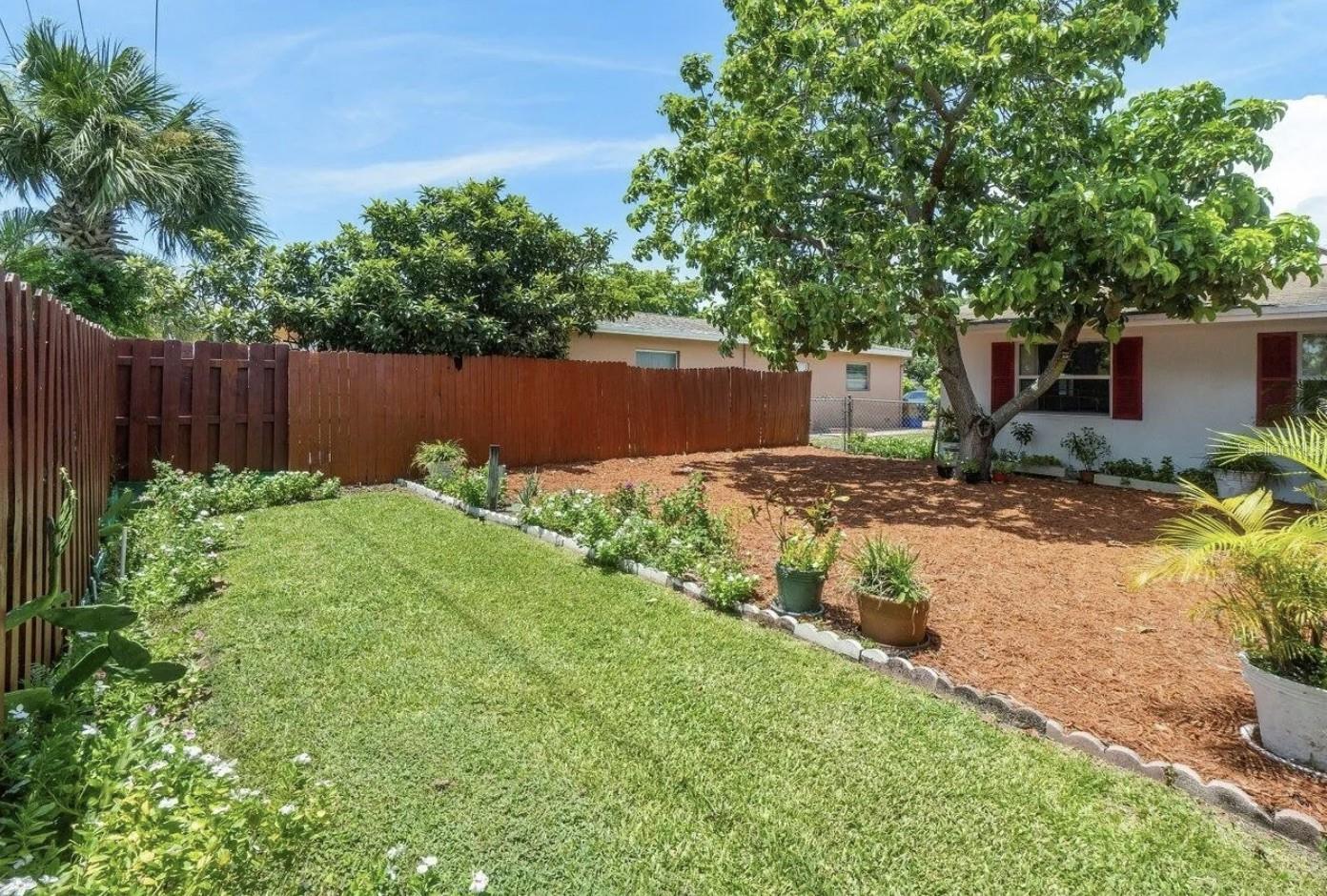 TROPIC PALMS 01 - Commercial Sale