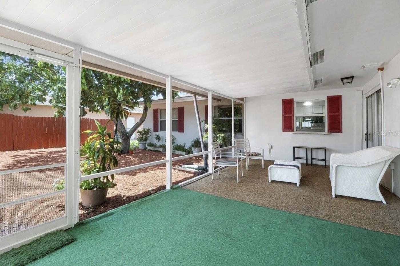 TROPIC PALMS 01 - Commercial Sale