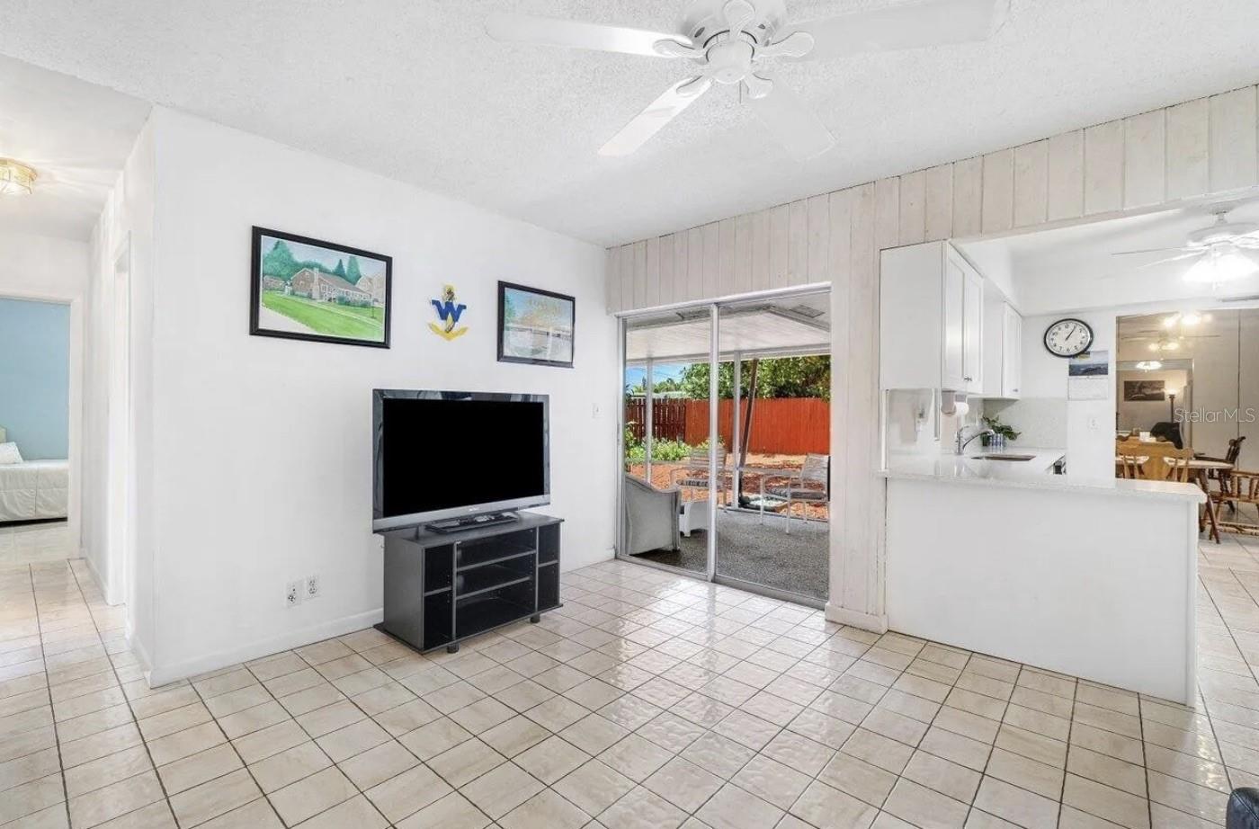 TROPIC PALMS 01 - Commercial Sale