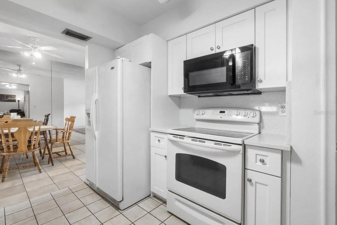 TROPIC PALMS 01 - Commercial Sale