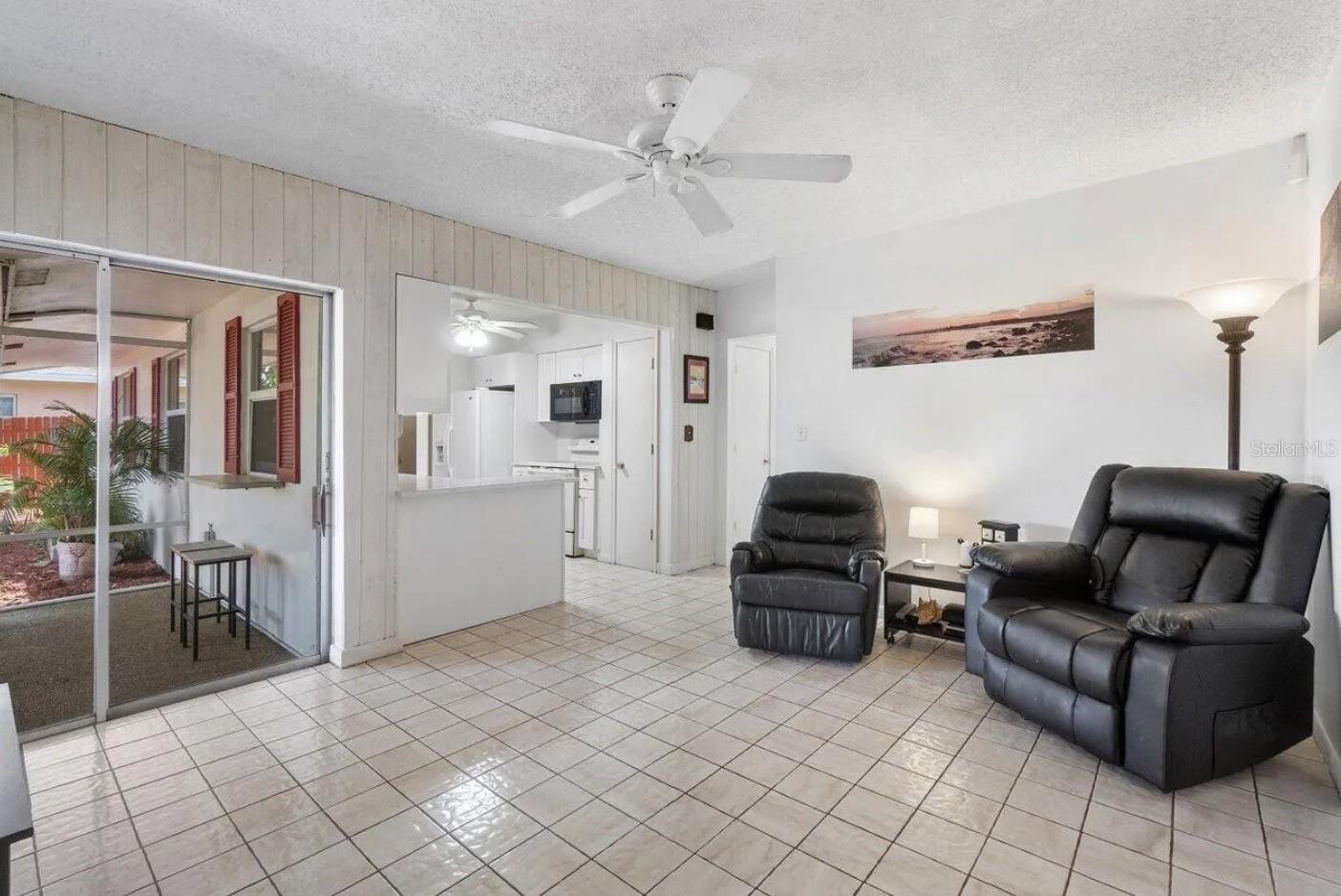 TROPIC PALMS 01 - Commercial Sale
