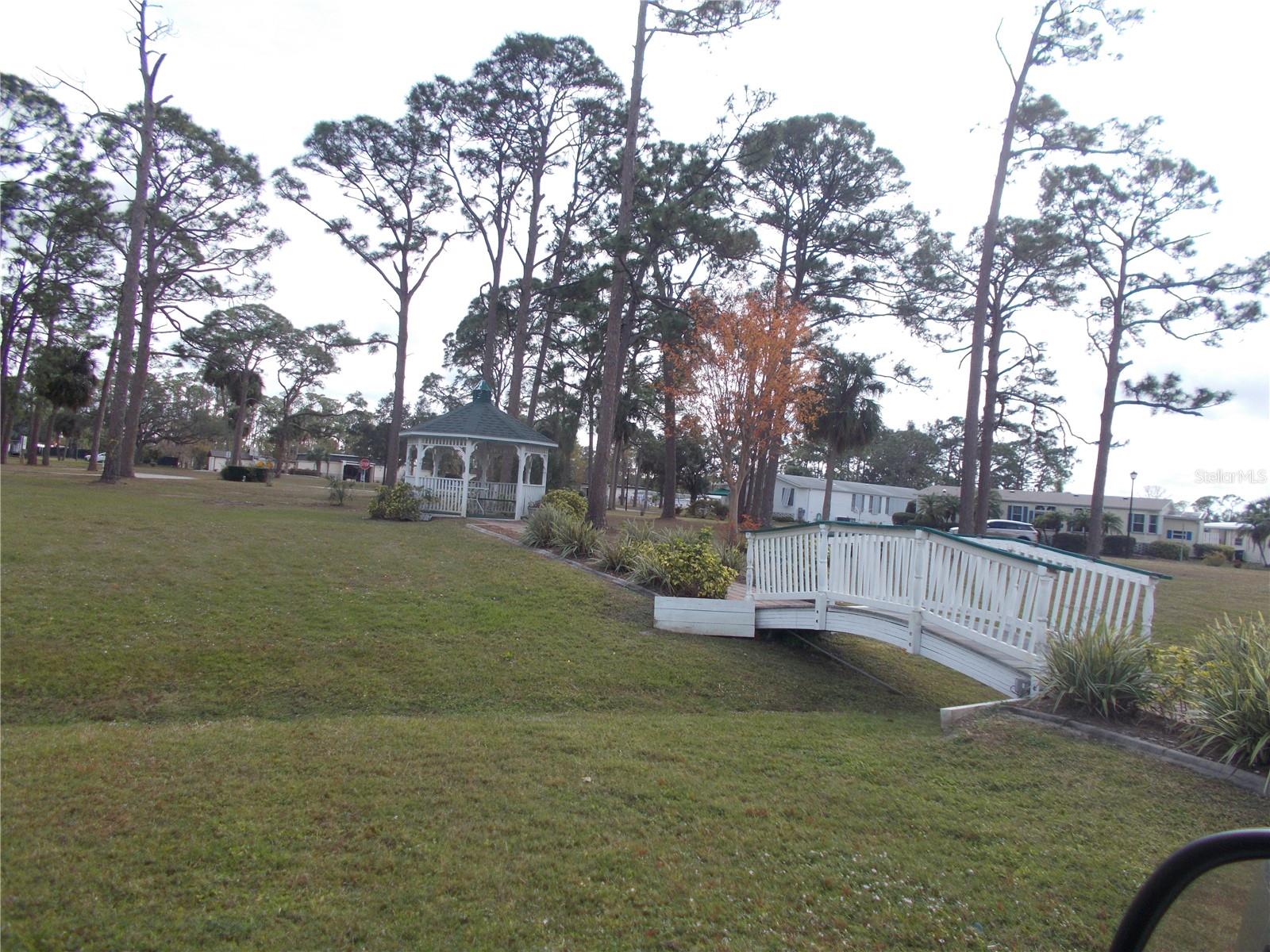 HOLIDAY PARK - Land