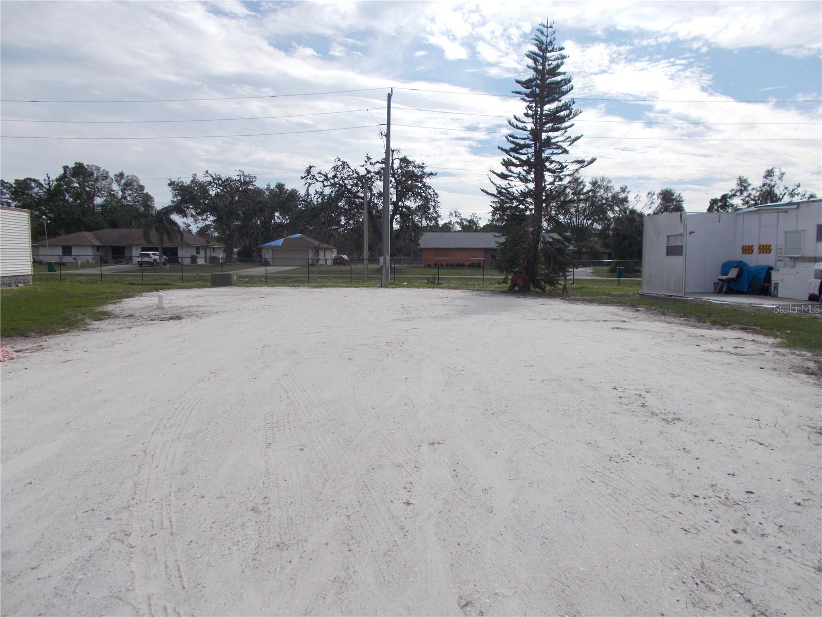 HOLIDAY PARK - Land