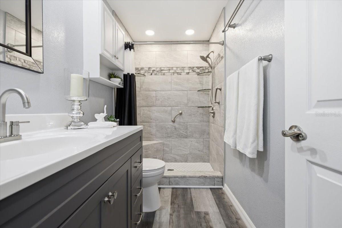 LAKES UNIT I THE - Residential