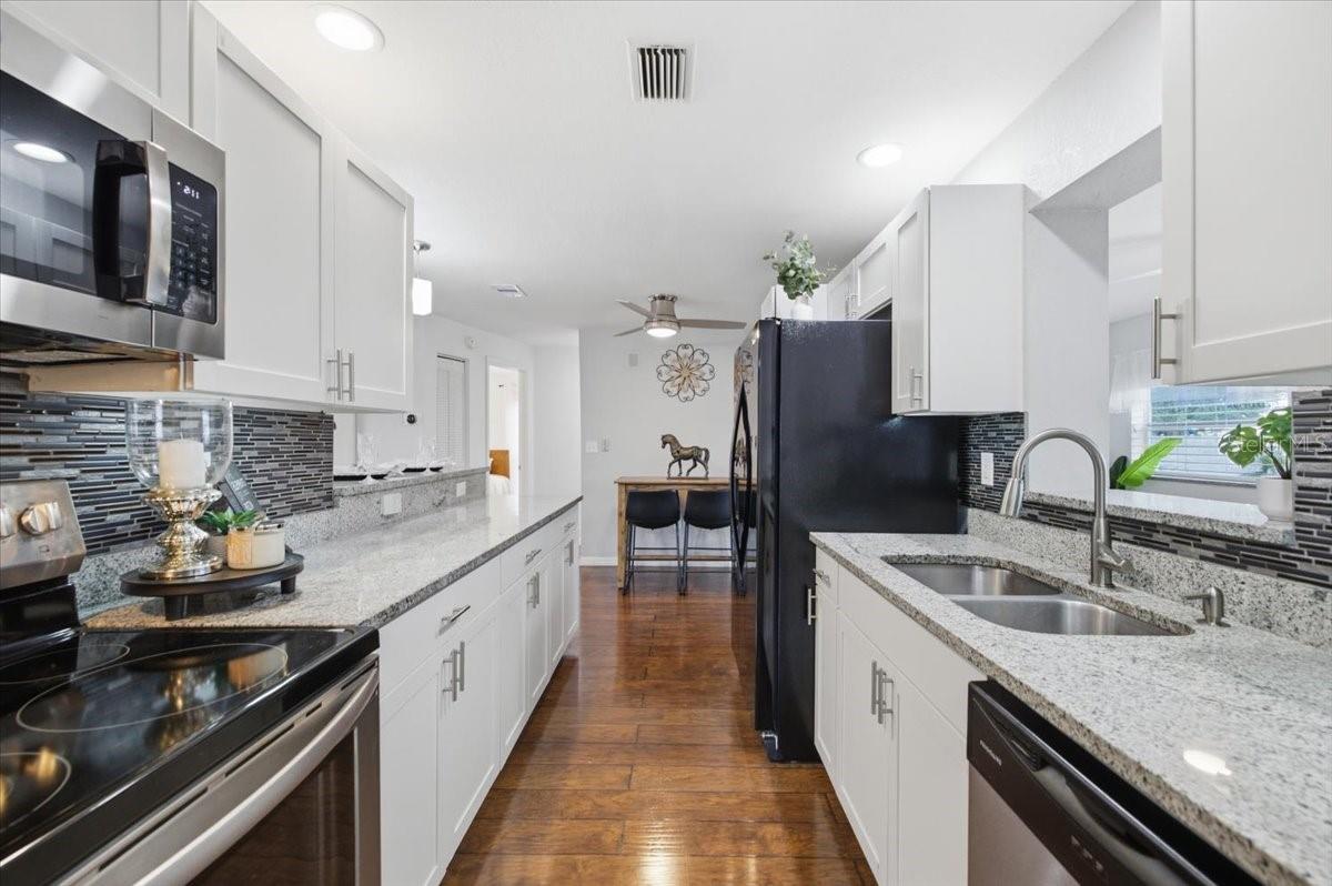 LAKES UNIT I THE - Residential