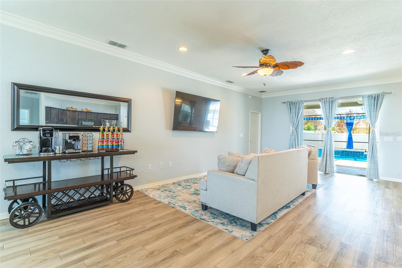 COUNTRY CLUB ESTATES - Residential