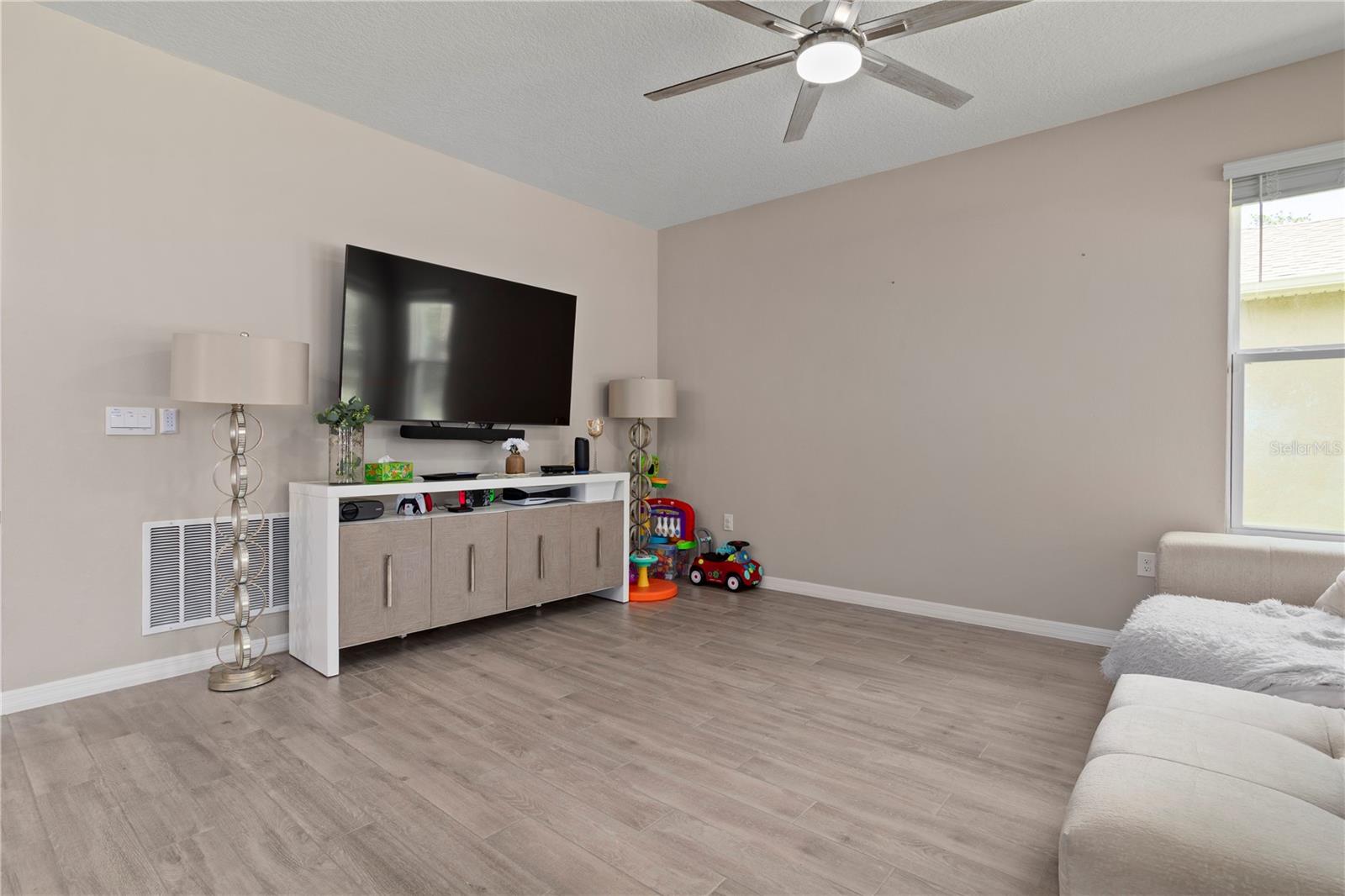 VICTORIA OAKS PH C - Residential