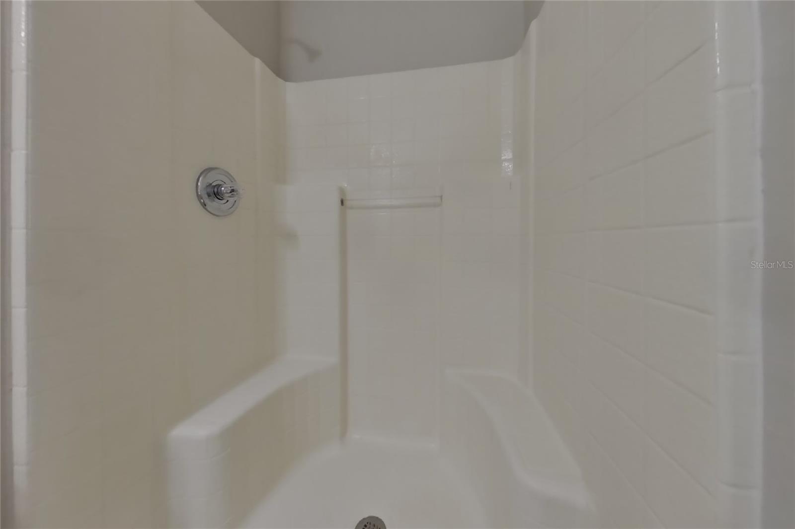 OAKS SUMMIT LAKE - Residential Lease