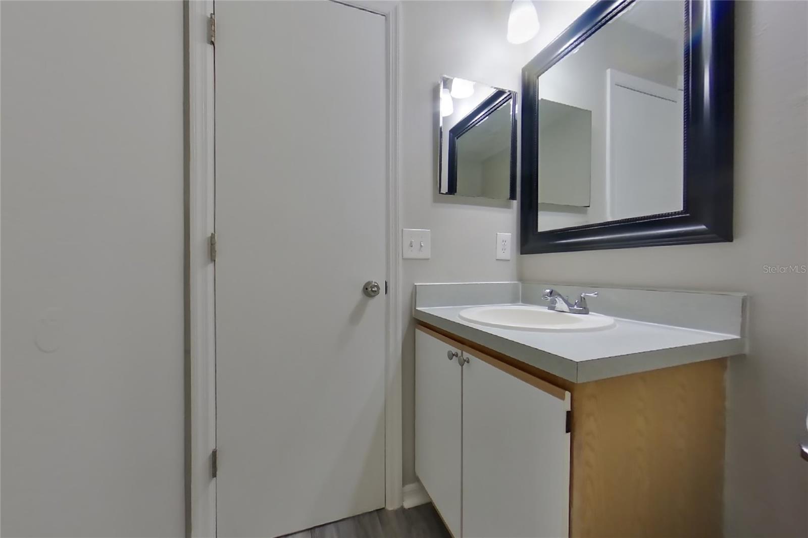 OAKS SUMMIT LAKE - Residential Lease