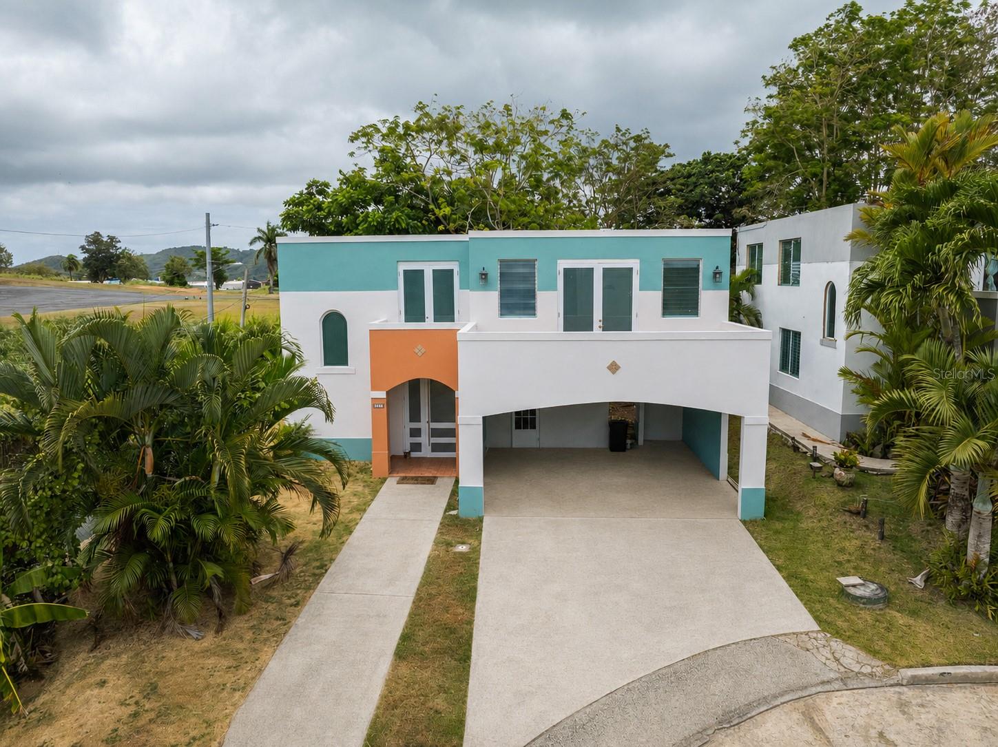 Two-level residence located in Vista Verde, Fajardo, a gated community with controlled access. The property features 4 bedrooms, 2.5 bathrooms, a spacious living room, dining room, family room, kitchen, foyer, and laundry area. The primary suite includes a private en-suite bathroom and a walk-in closet. Additional features include an open terrace, balcony, front porch, storage room, and a double carport. Conveniently located with easy access to schools, shopping centers, restaurants, hospitals, beaches, marinas, and major highways.
.