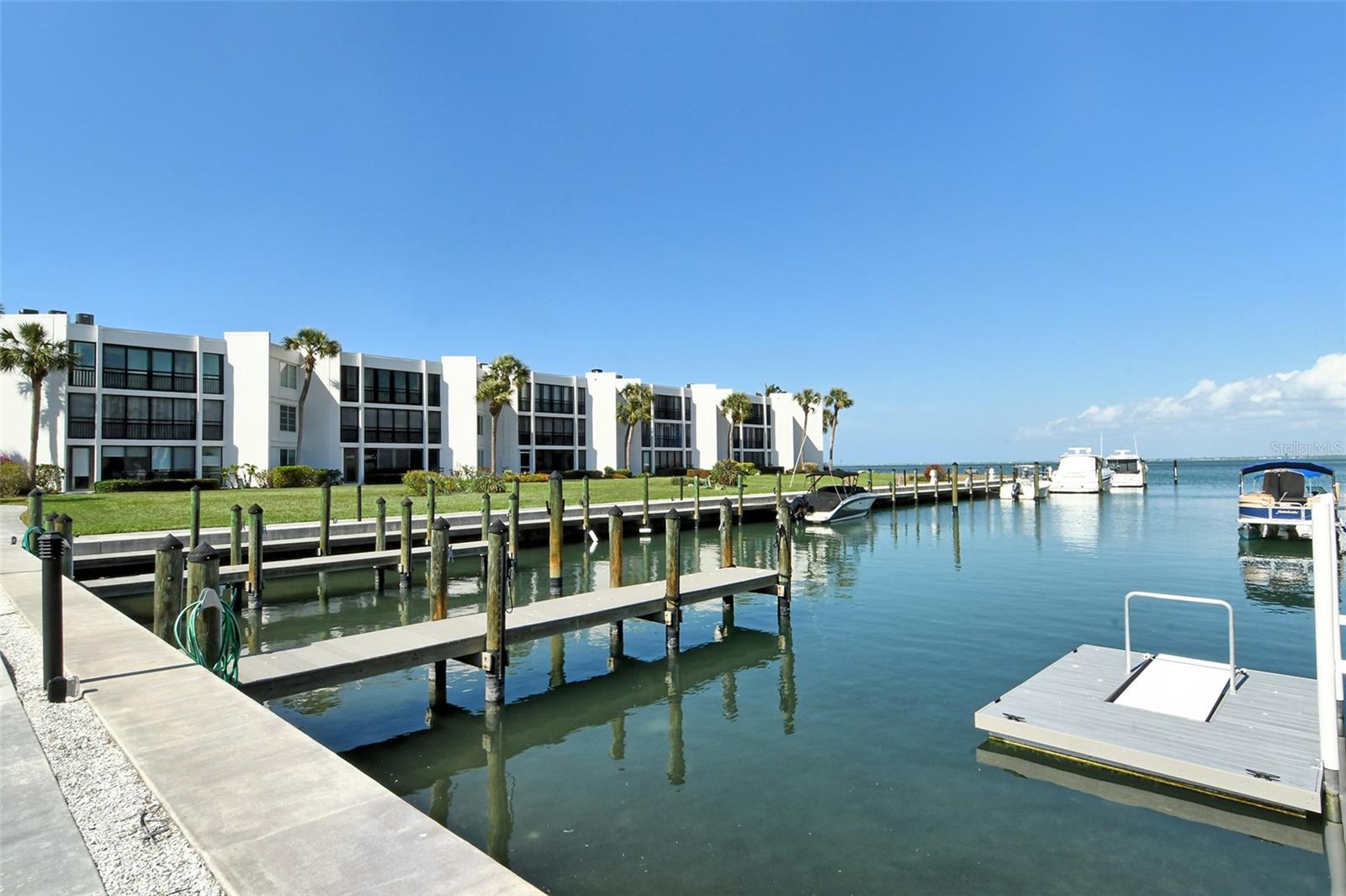 BAY HARBOUR APTS - Residential
