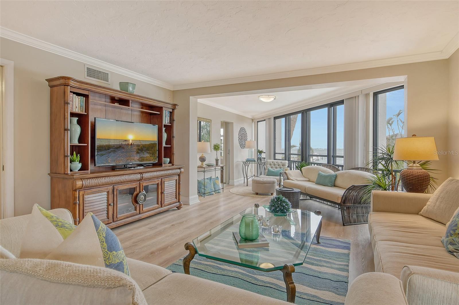 BAY HARBOUR APTS - Residential