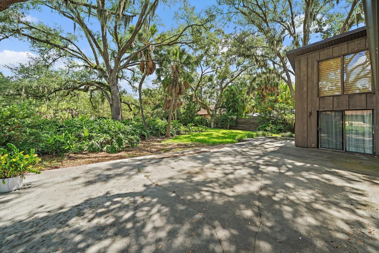 SHADOW OAKS - Residential