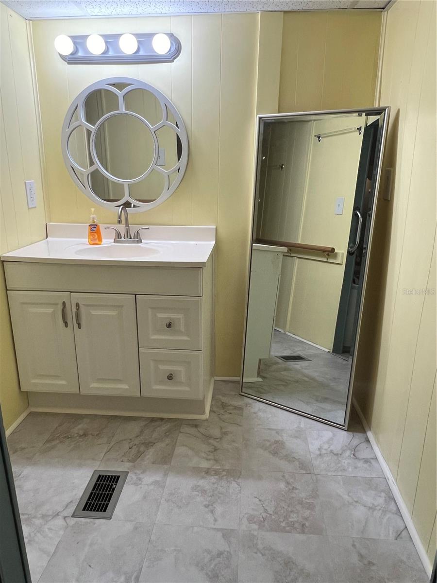 LEISURE LAKE MHP CO-OP OR1316/2570 - Residential
