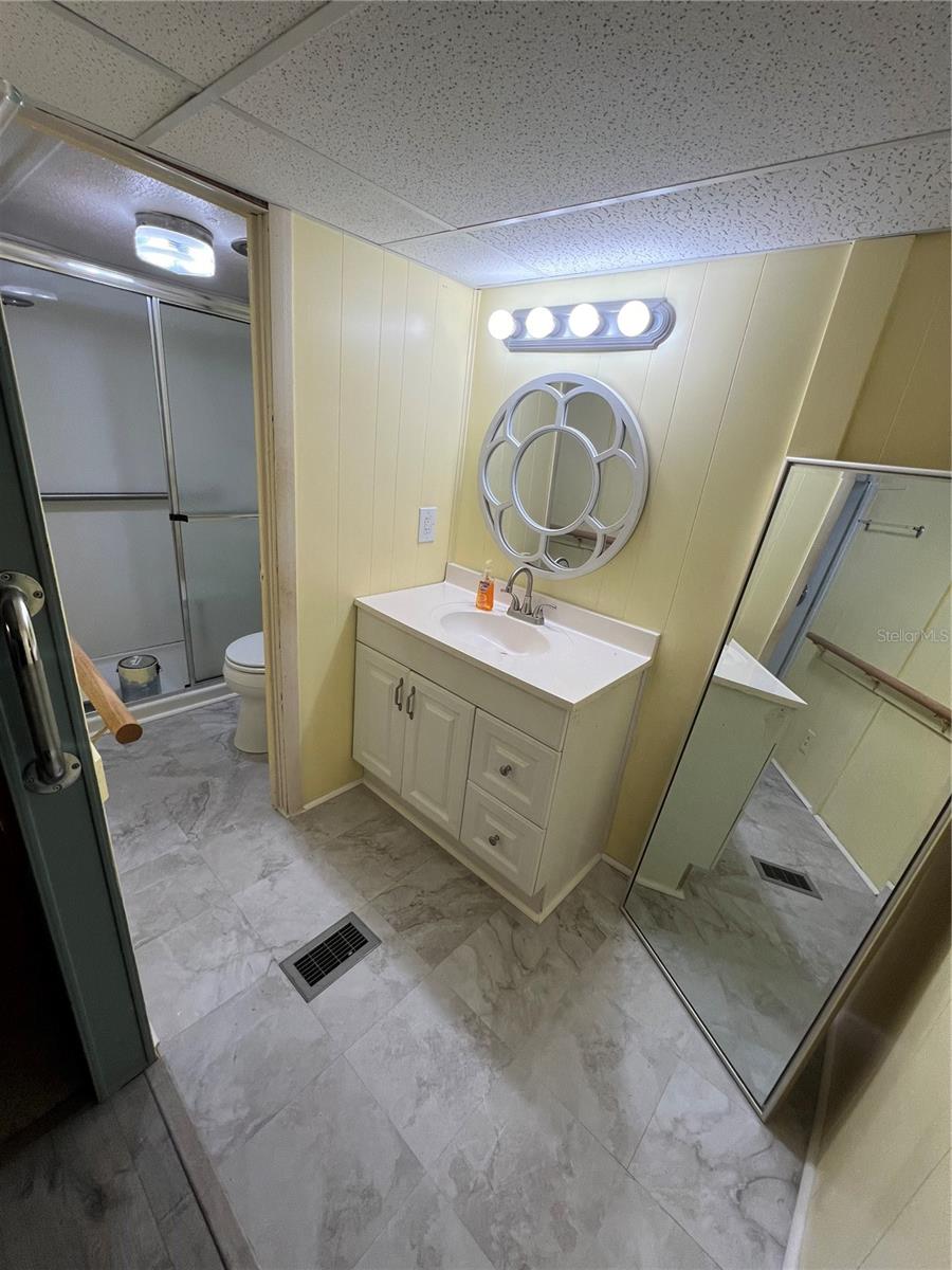 LEISURE LAKE MHP CO-OP OR1316/2570 - Residential