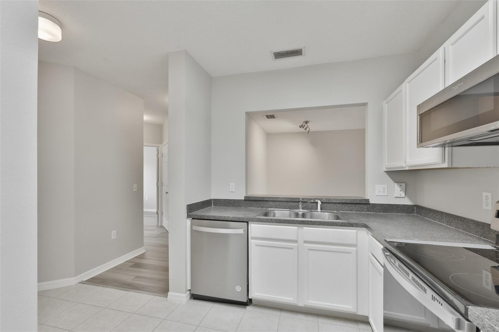 VILLAGES OF BLOOMINGDALE CONDO - Residential Lease