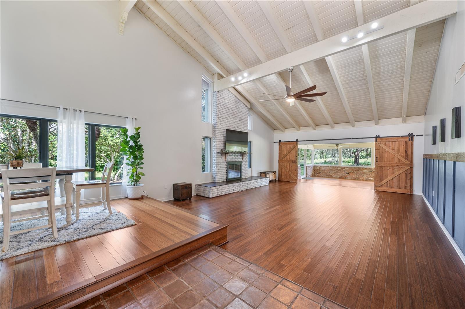 ARROWHEAD LAKE - Residential