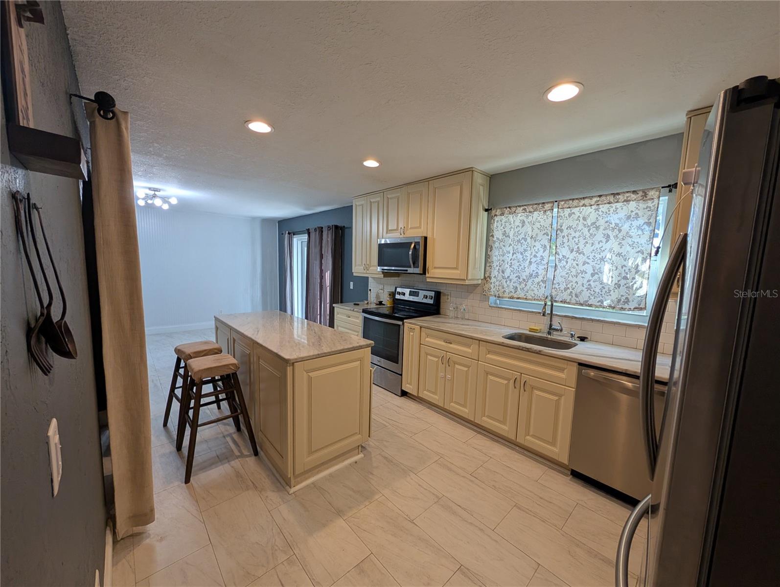 CARROLLWOOD ESTATES - Residential Lease