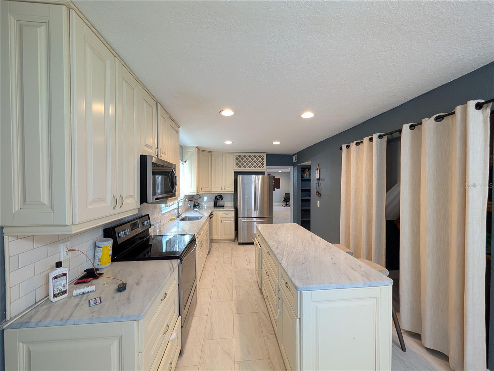CARROLLWOOD ESTATES - Residential Lease