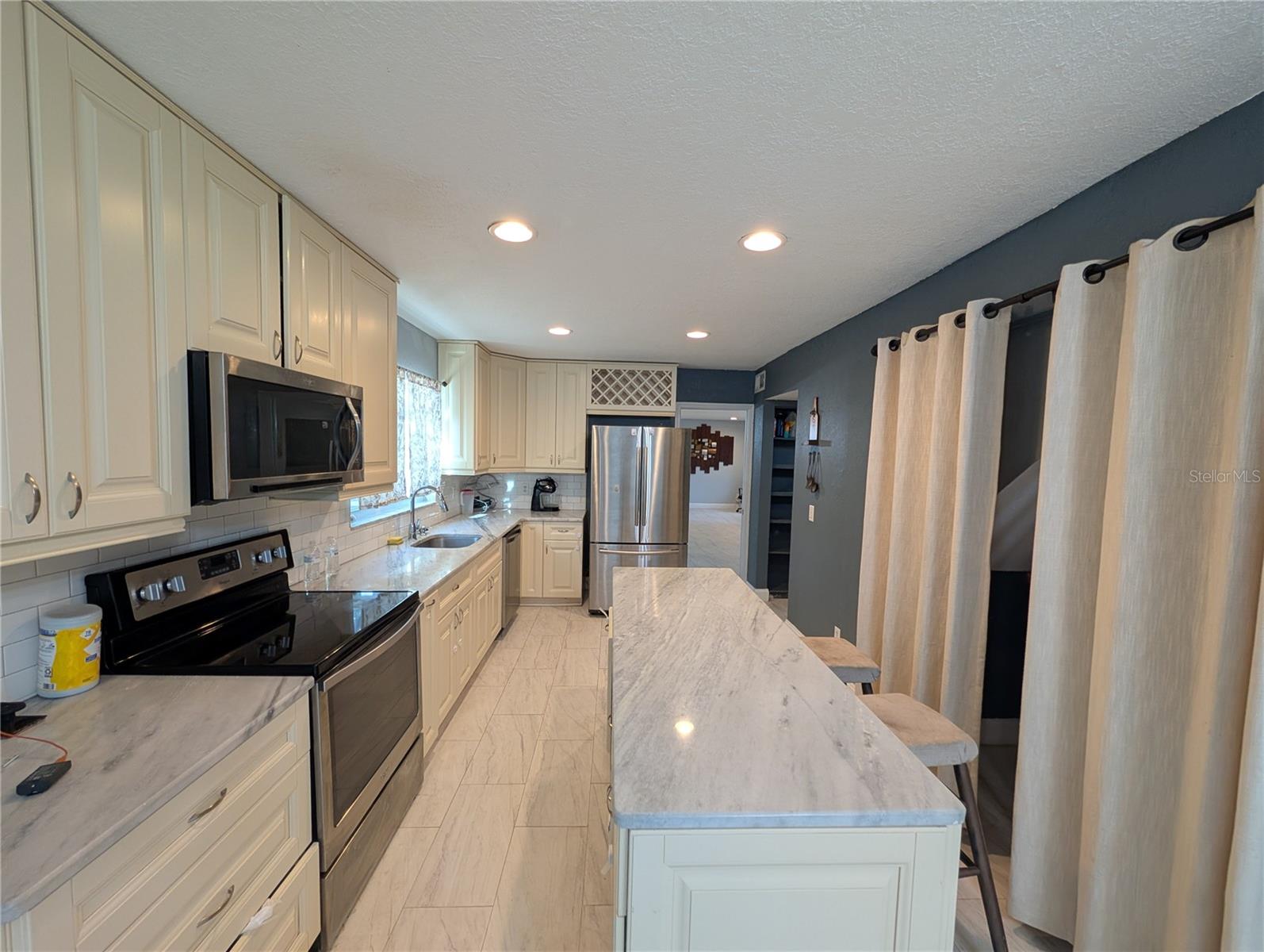 CARROLLWOOD ESTATES - Residential Lease