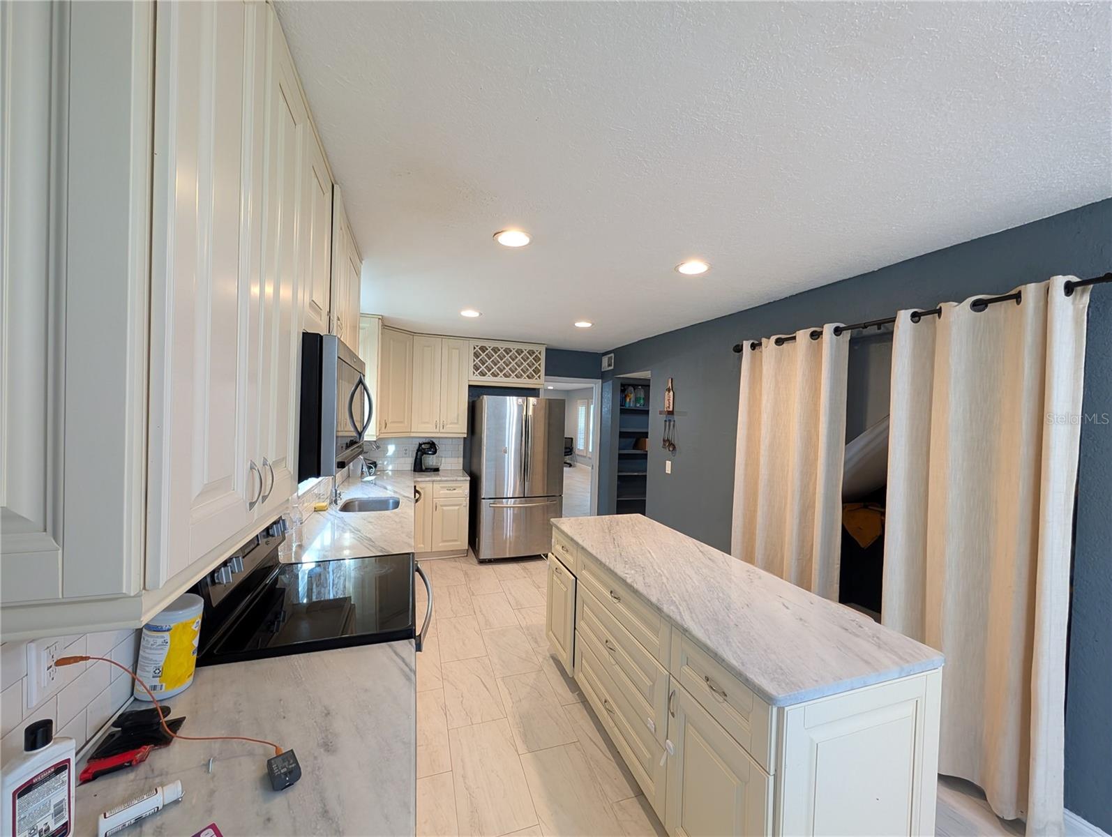 CARROLLWOOD ESTATES - Residential Lease