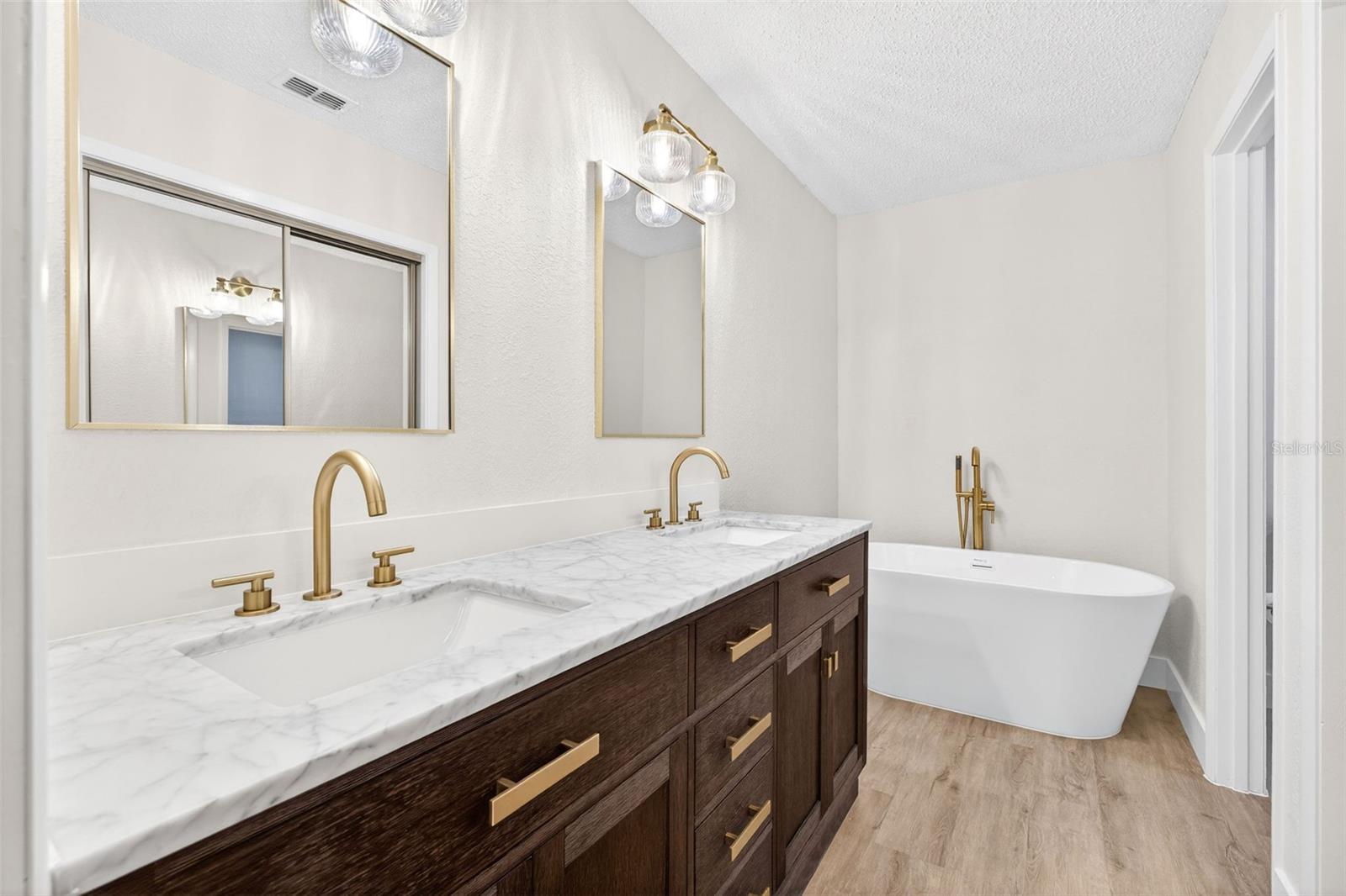 OAK HARBOUR SEC 3 A CONDO - Residential
