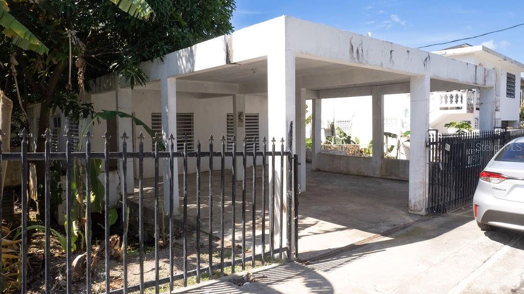 Located in the vibrant town of Esperanza, just minutes away from all the best restaurants and the iconic Malecón, this cozy one-story home offers a fantastic opportunity for those with a vision. Featuring 3 bedrooms and 3 bathrooms, this home provides a comfortable kitchen and living area, perfect for everyday living or entertaining.

The nicely sized backyard offers plenty of potential, whether you’re looking to create an outdoor terrace or a fruit and vegetable garden. With off-street parking and room to build a second story, you’ll enjoy the possibility of ocean views and enhanced value.

This property is ideally suited for someone looking for a light fixer-upper with tons of potential. Whether you’re seeking a comfortable home or an income-generating rental property, the competitive price and prime location make this an incredible opportunity.