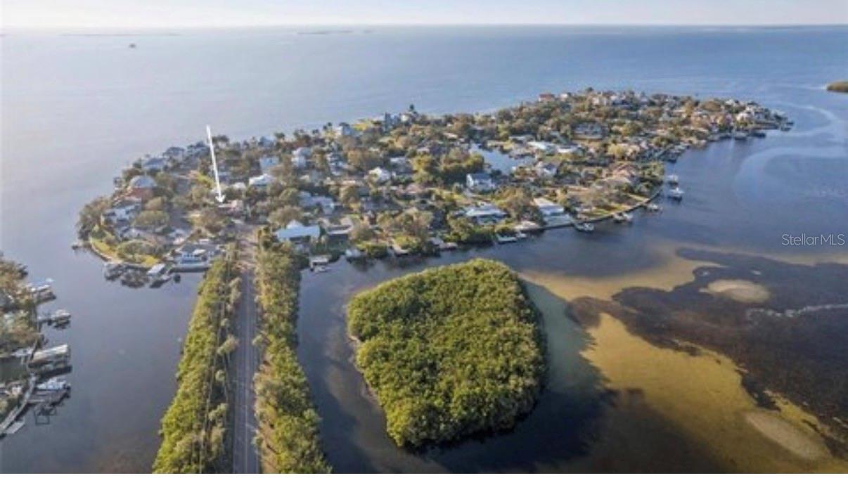 INDIAN BLUFF ISLAND - Land