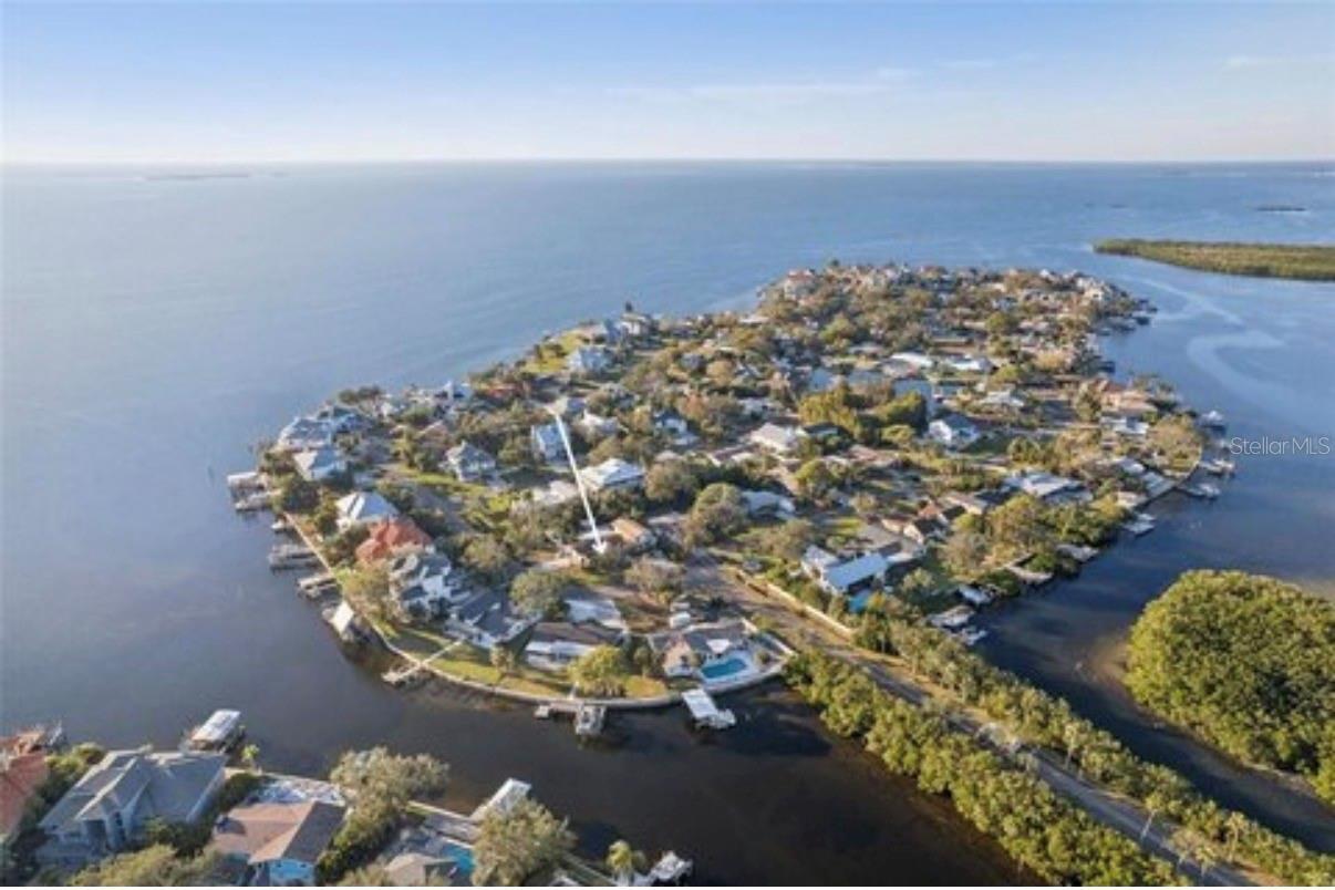 INDIAN BLUFF ISLAND - Land
