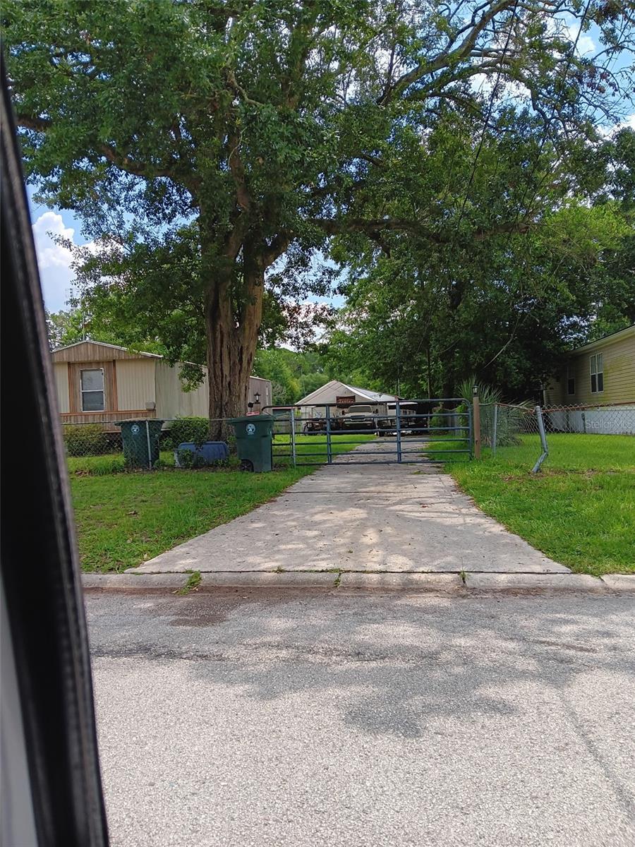 Mobile home with Garage Fenced close to everything!