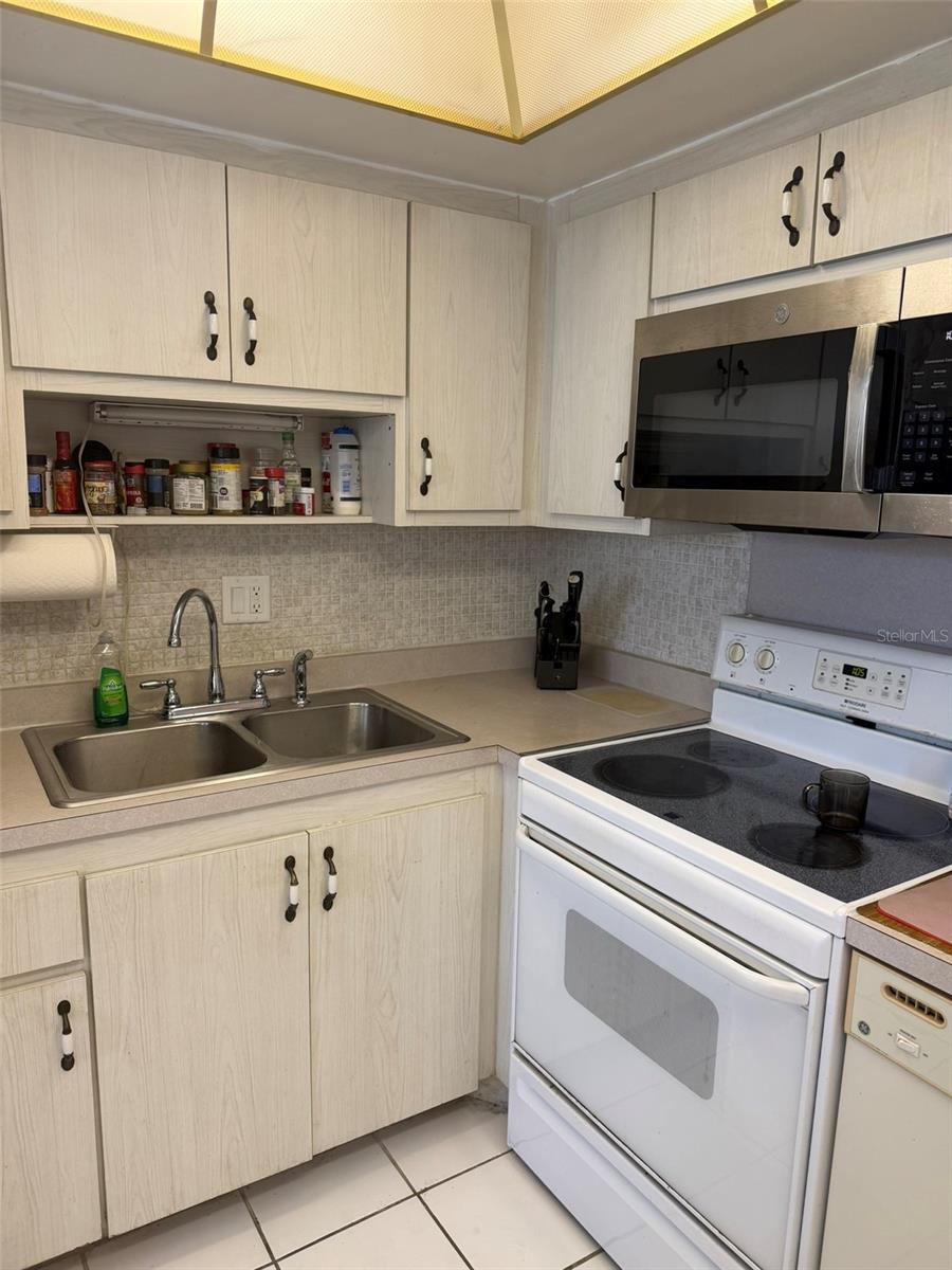 GATEWAY SQUARE APTS - Residential