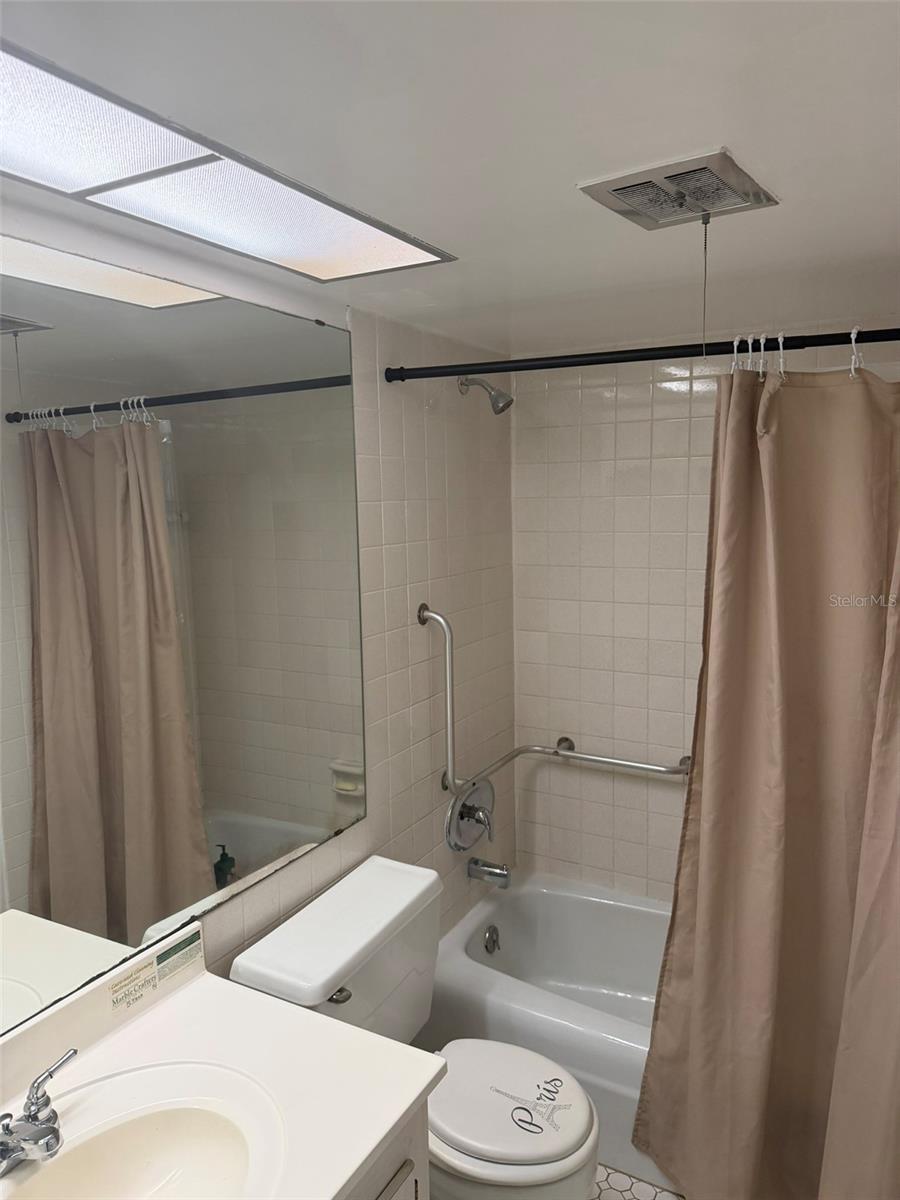 GATEWAY SQUARE APTS - Residential