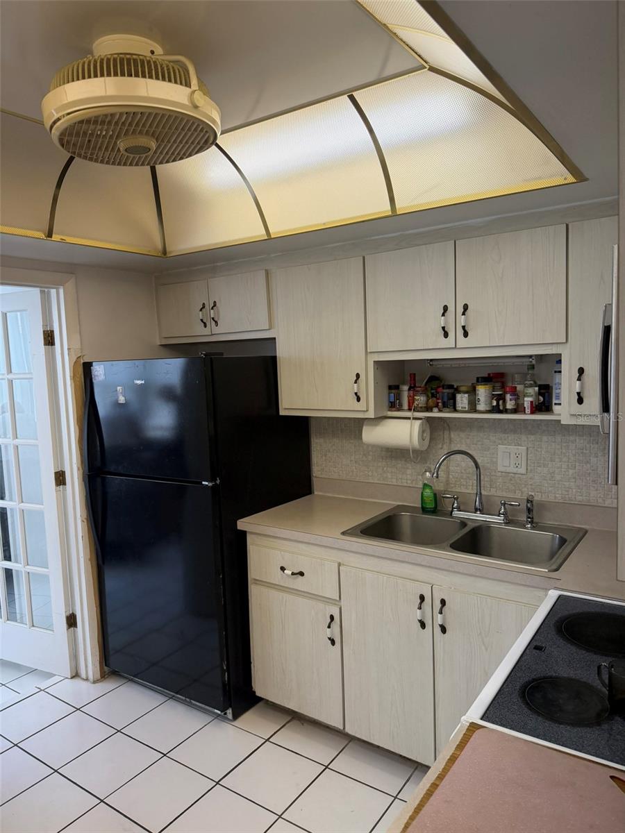 GATEWAY SQUARE APTS - Residential