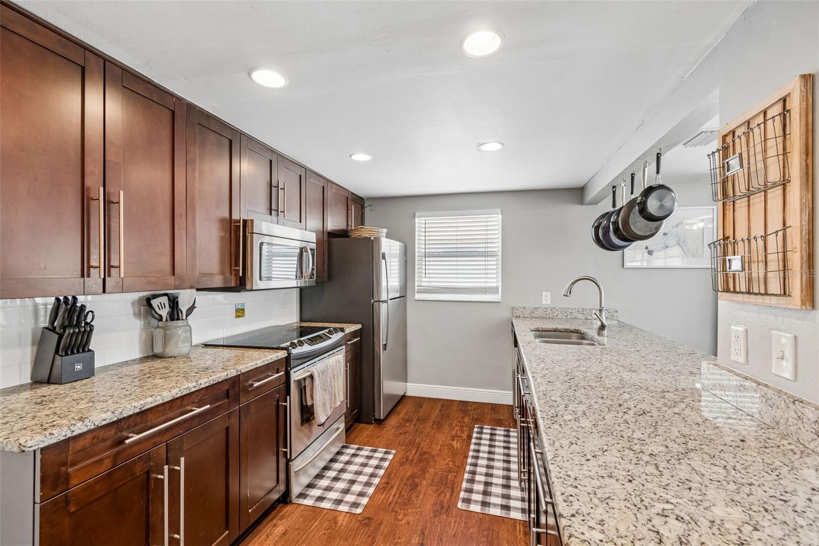 COLONIAL HILLS - Residential