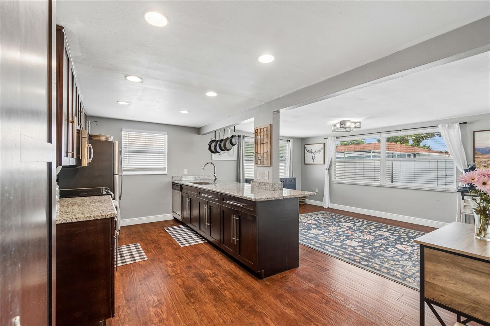 COLONIAL HILLS - Residential