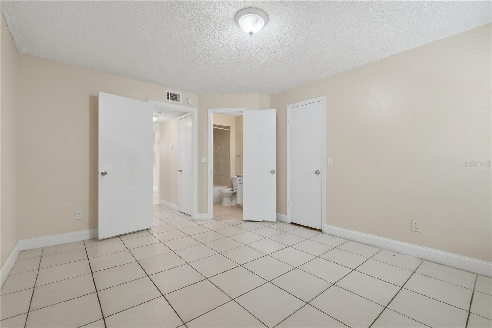 VENETIAN PLACE - Residential